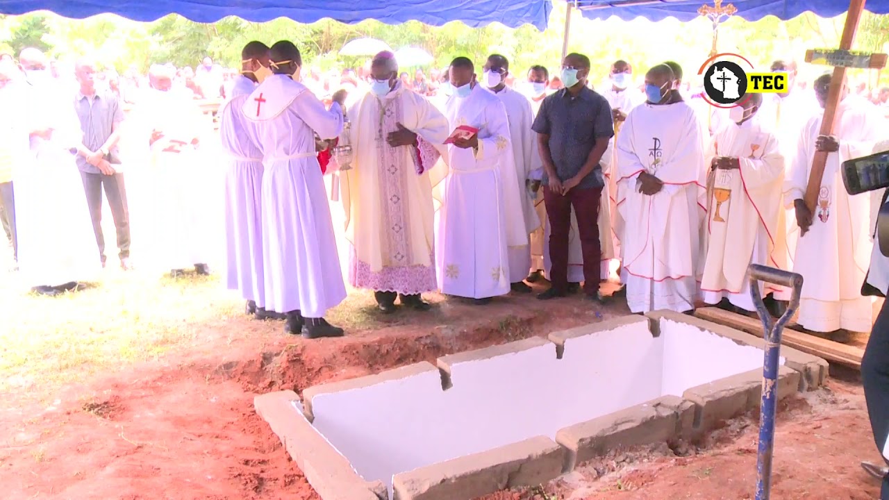 TAZAMA MWILI WA MAREHEMU MOSINYORI MBIKU ULIVYOZIKWA MAKABURI YA PUGU DAR ES SALAAM