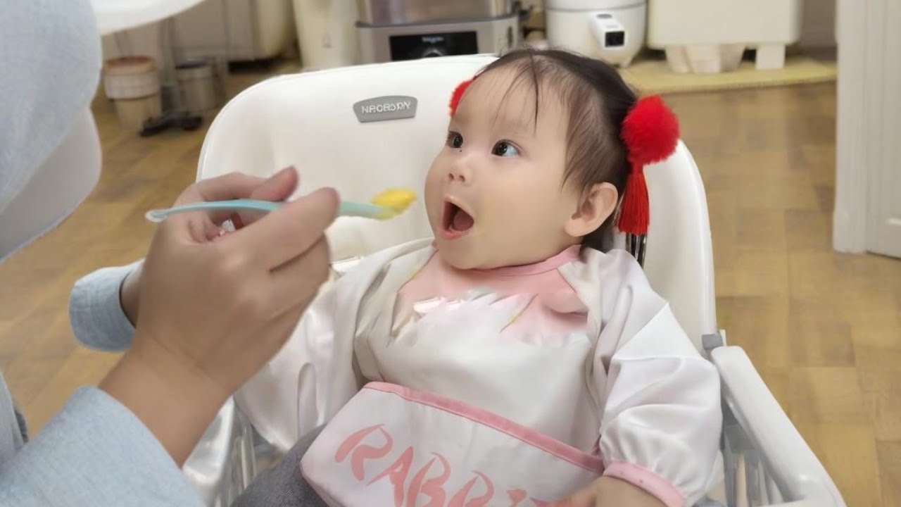 爸爸带十月龄宝宝的一天有多忙？公主越来越厉害了，自主进食棒棒哒#爸爸带娃 #超级奶爸 #人类幼崽成长记 #育儿经验分享 #抖音创作季