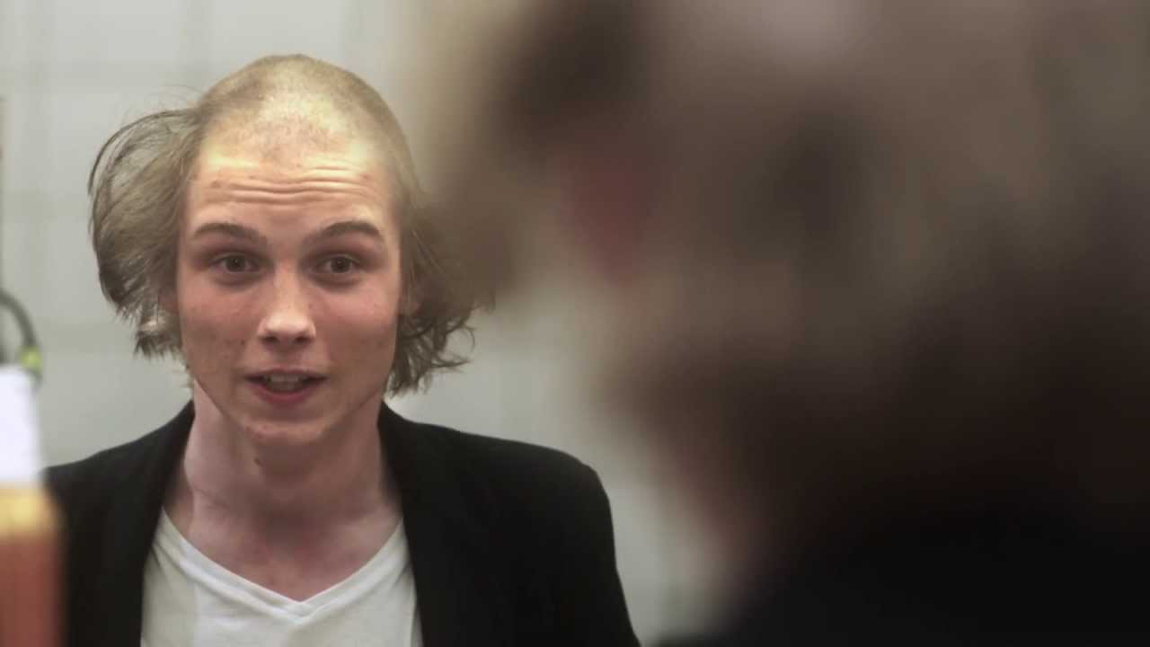 Šílenej kadeřník! K tomu se nikdy nechoďte ostříhat! Bláznivej účes Night Style. Více zákazníků cz