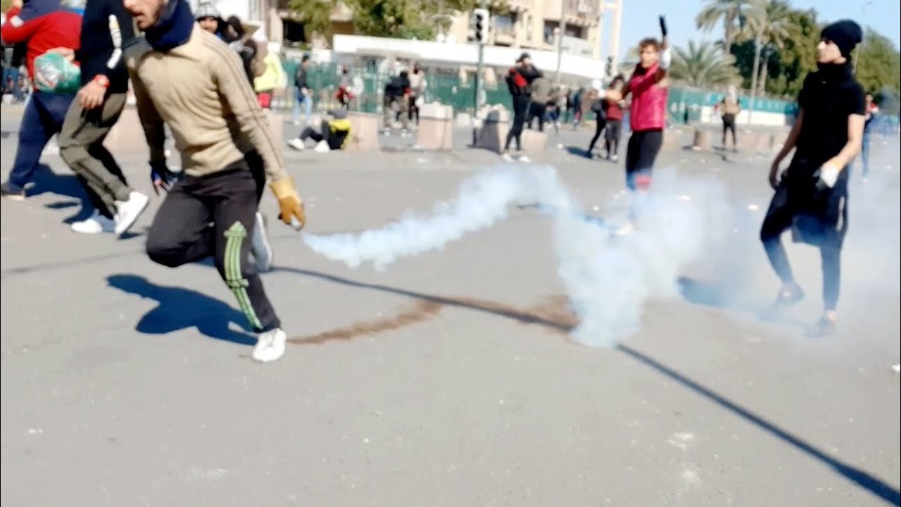 ضرب قنابل المسيل الدموع على المتظاهرين بعد تشكيل الحكومه والشعب يرفض محمد توفيق احمد السراي