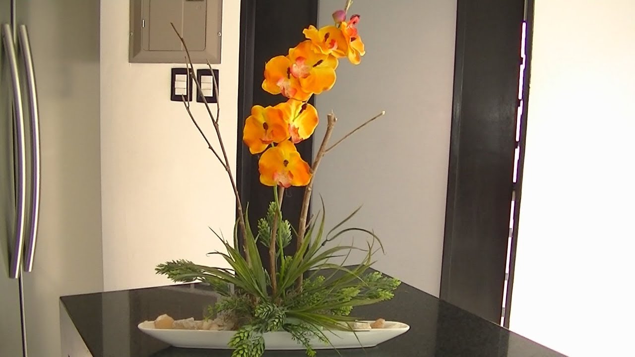 Haz un bonito arreglo con orquideas naranja