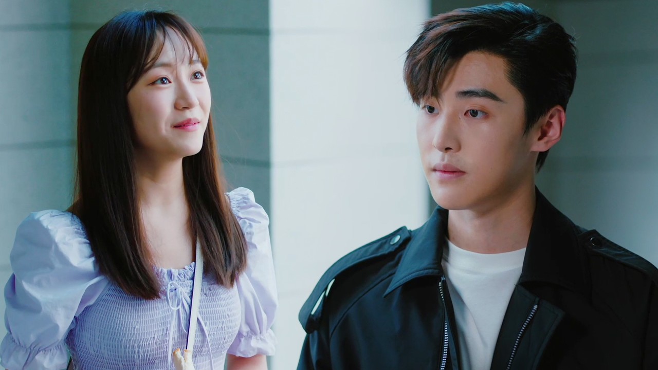 تجده ينتظرها امام منزلها لكي يوصلها الى العمل ❤️💋  الفتاة التي ترى الروائح