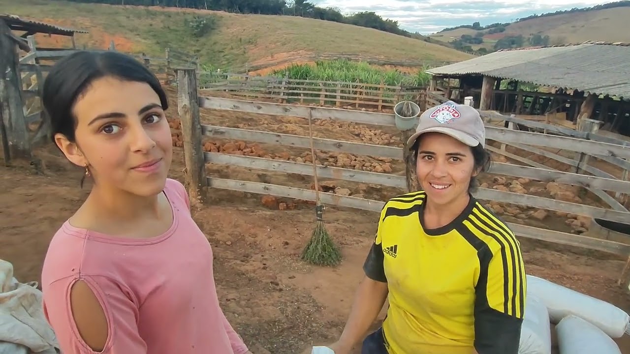 ELA SÓ TEM  14  ANOS  E TEM ORGULHO DA VIDA NA ROÇA TRABALHANDO COM A FAMÍLIA 
