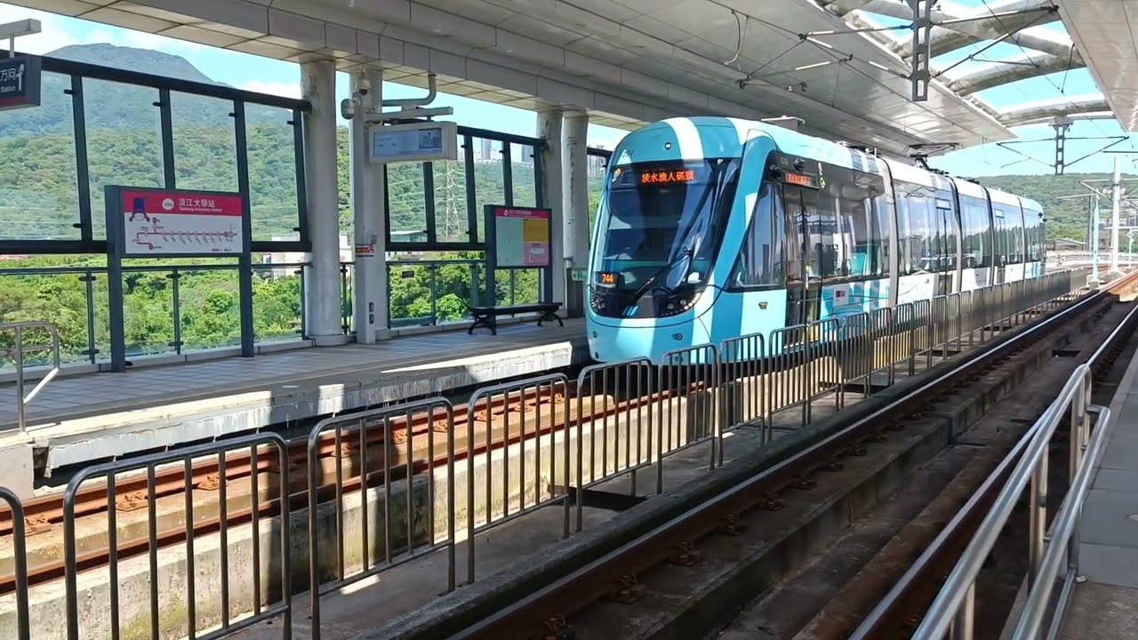 新北捷運V淡海輕軌 藍海線  往淡水漁人碼頭於淡江大學站第1月台進站+離站（車號：1009）