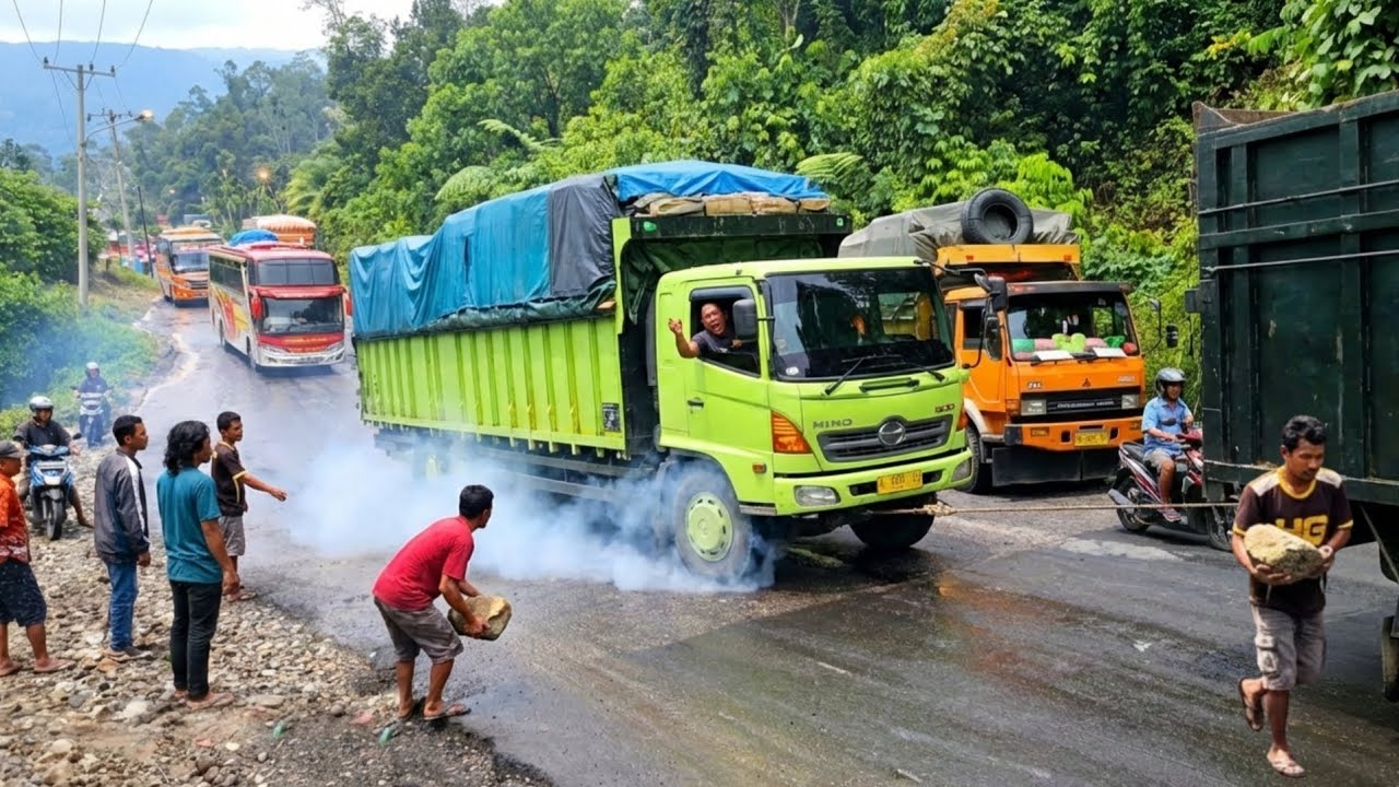JANGAN DIPAKSAKAN‼️Truck Tronton Terselip Dan Habis Tenaga Di Tanjakan Licin