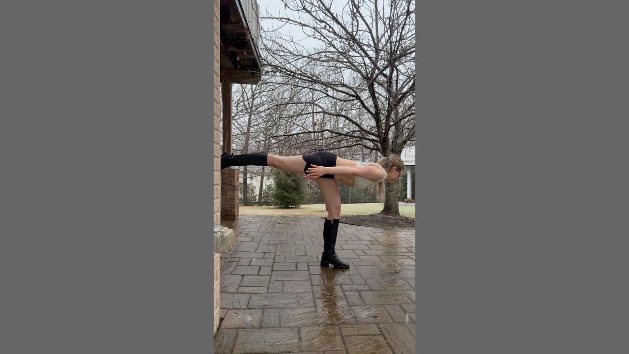 Meur stretches while it&rsquo;s snowing! 🌨️ 