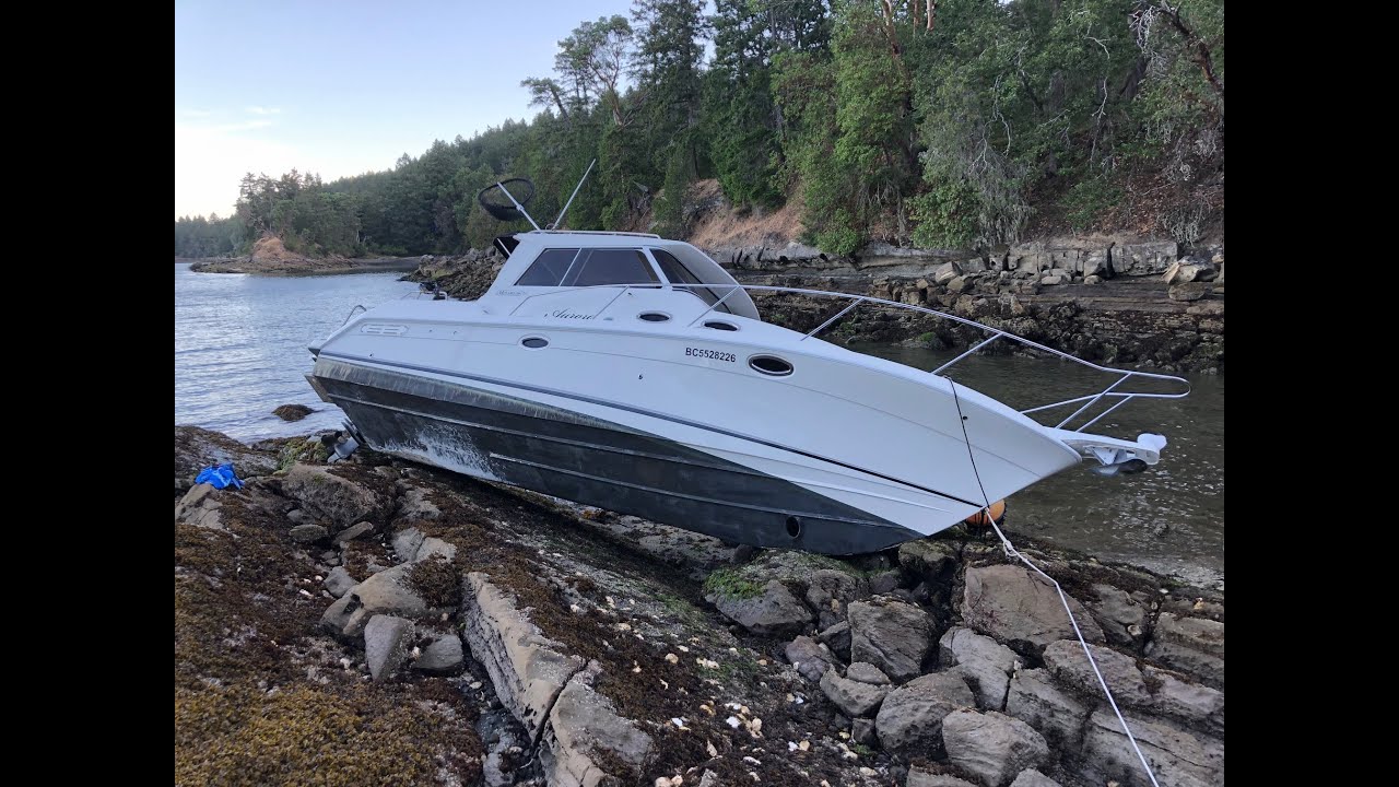 Repairing damaged fiberglass hull