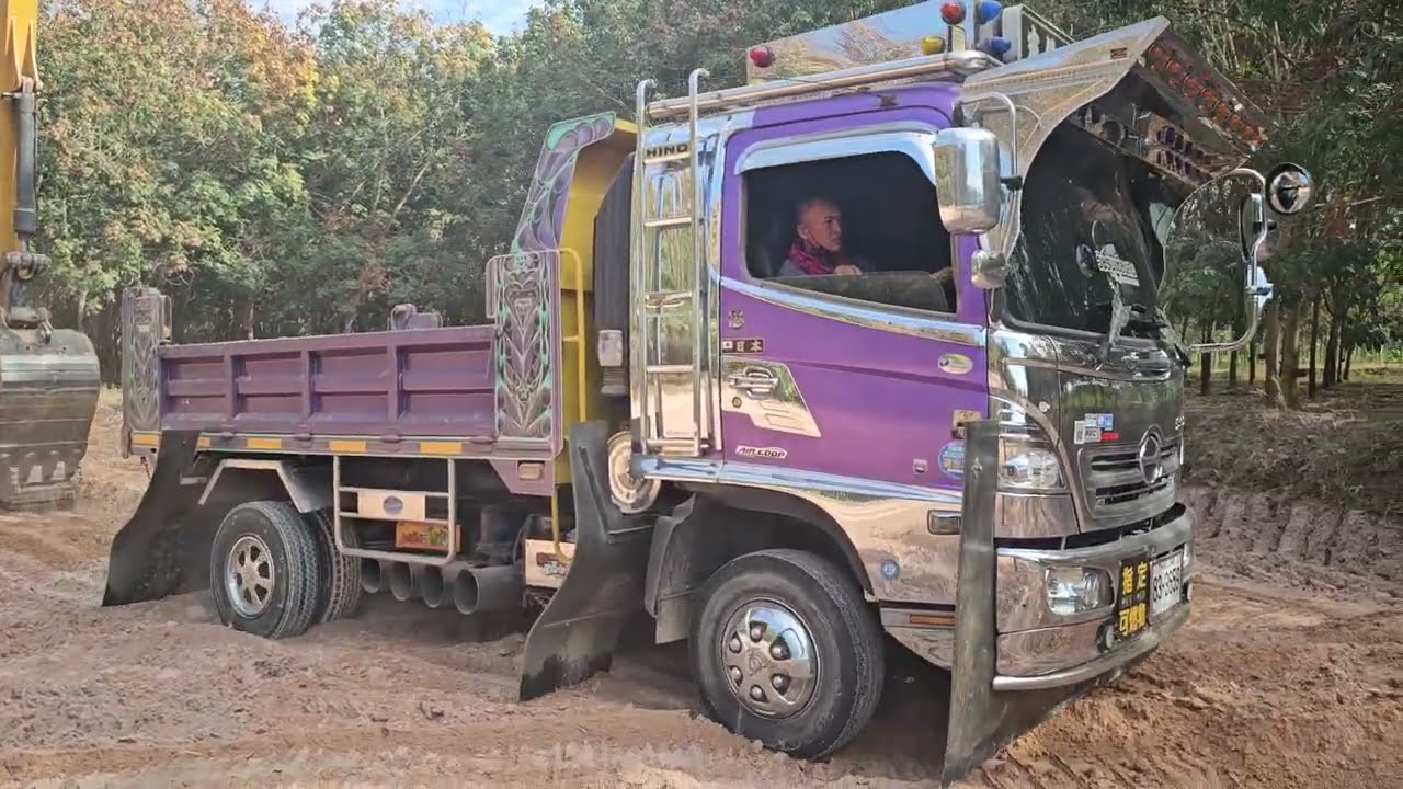 จะรอบเร็วหรือรอบช้าก็เหมือนๆกัน Excavator loading Trucks
