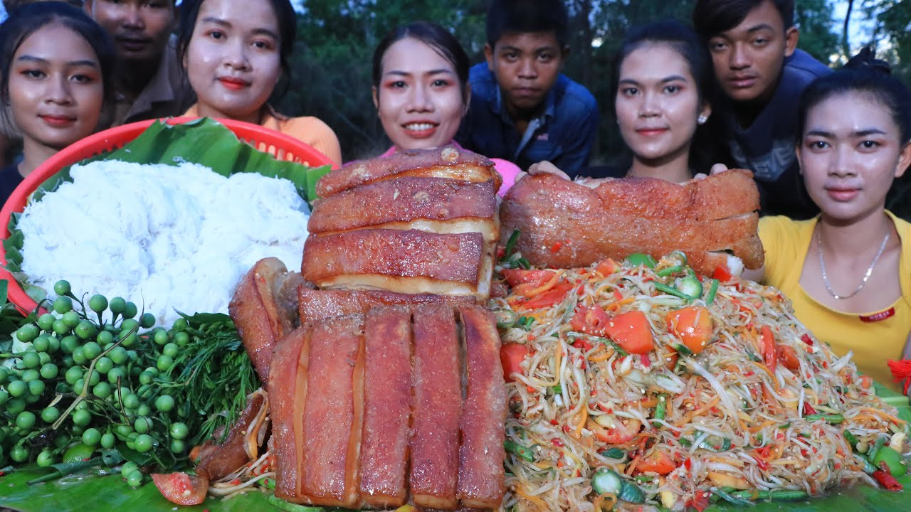 Amazing cooking fried pork with papaya salad recipe -  papaya salad and noodle