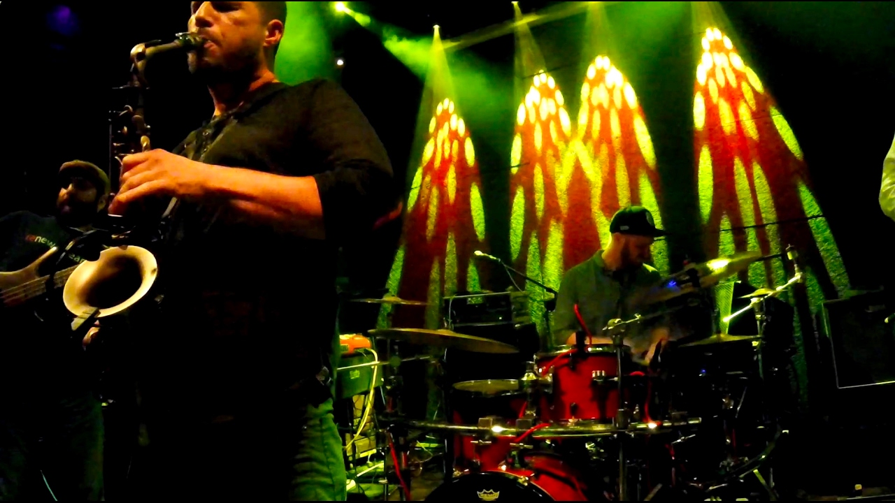 SCOTT PADDOCK LIVE SAX SOLO OVER SOULIVE TUNE RIGHT ON W/ SQUARING THE CIRCLE