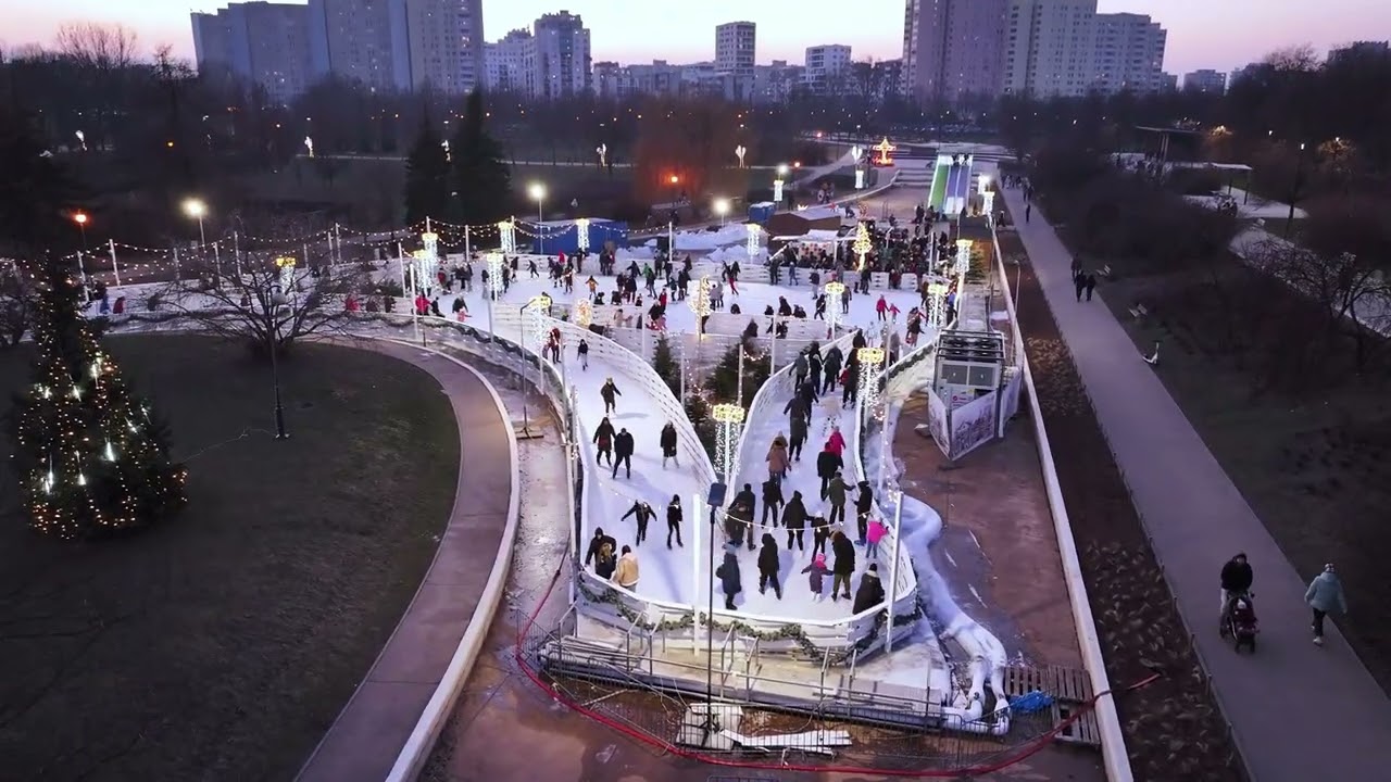 Lodowisko Park Bródnowski w Warszawie nocą | Piruet