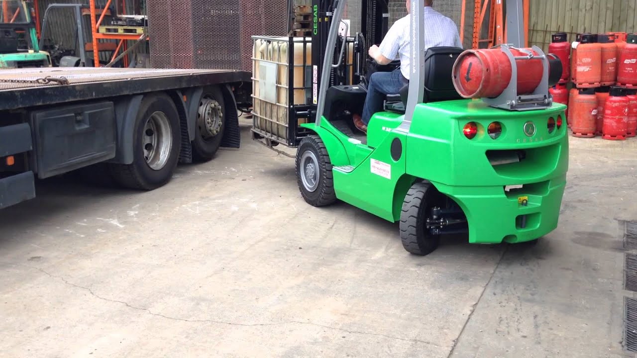 Loading with a CESAB M325 Fork Lift Truck