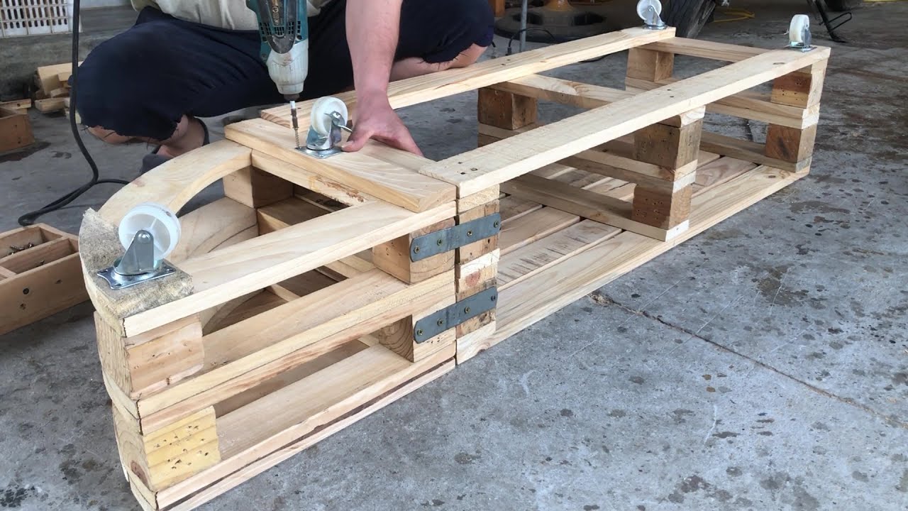 Outdoor Garden Furniture - How to Make a DIY Pallet Sofa for Small Garden