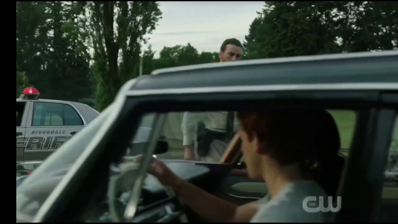 Riverdale 4x01- Archie brings Fred's body back to Riverdale