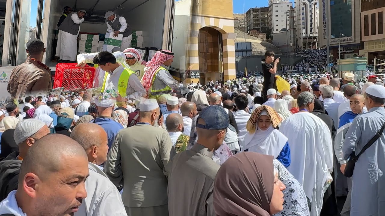 شاهد زحمة يوم الجمعة في المسجد الحرام وأماكن توزيع الماء ووجبات السبيل