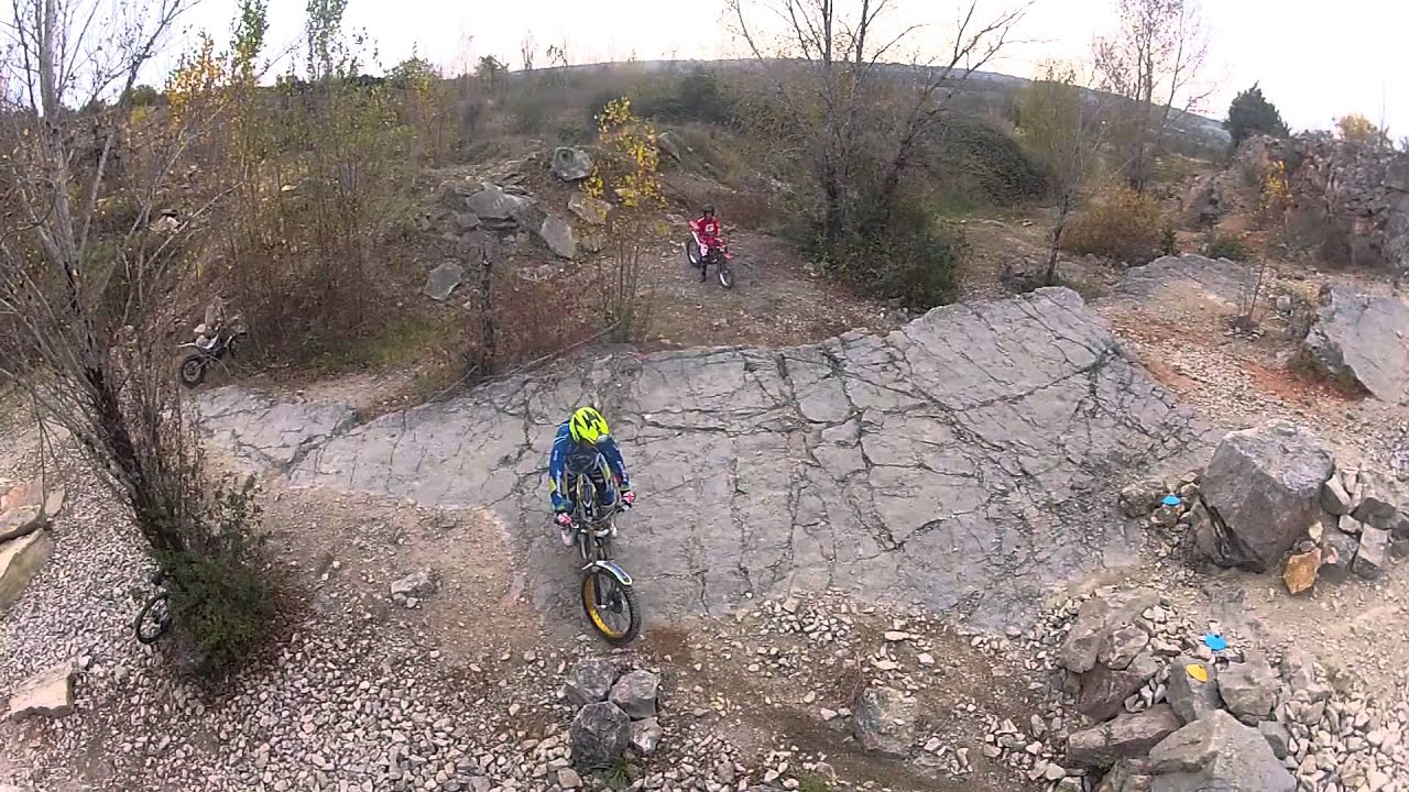 Trial moto entre potes a Bruniquel