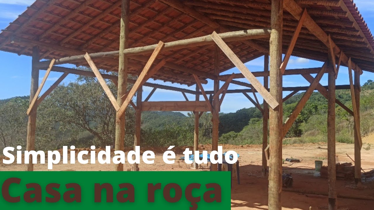 Ele est&aacute; construindo sozinho, casa na ro&ccedil;a!