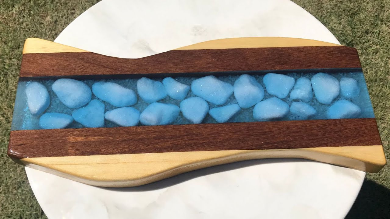 TÁBUA DE FRIOS FEITA COM MADEIRA, PEDRAS E RESINA EPÓXI | SNACK BOARD MADE WITH WOOD, STONES & RESIN