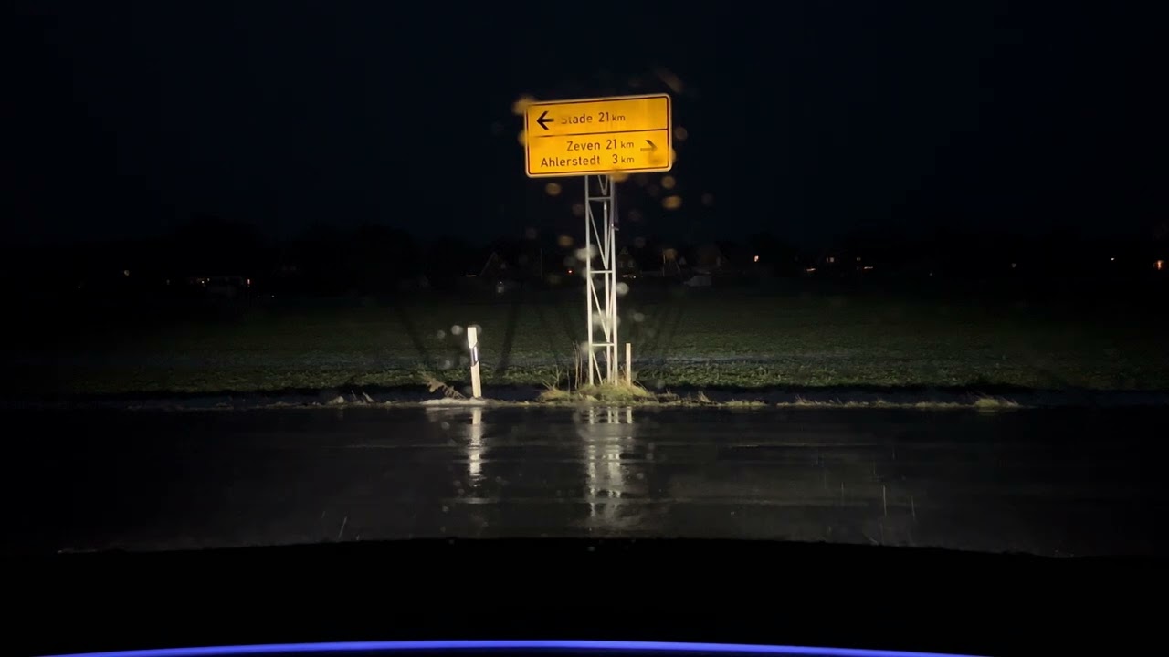 Juniper Tesla Model Y Ahlerstedt-Bargstedt bei Regen/Dunkelheit