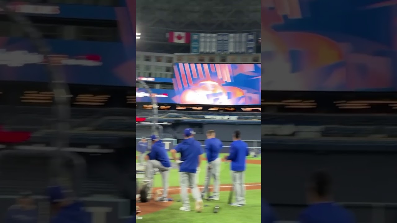 Shohei Ohtani takes BP ahead of World Series Game 1! 🔥 (that sound though 🔊)