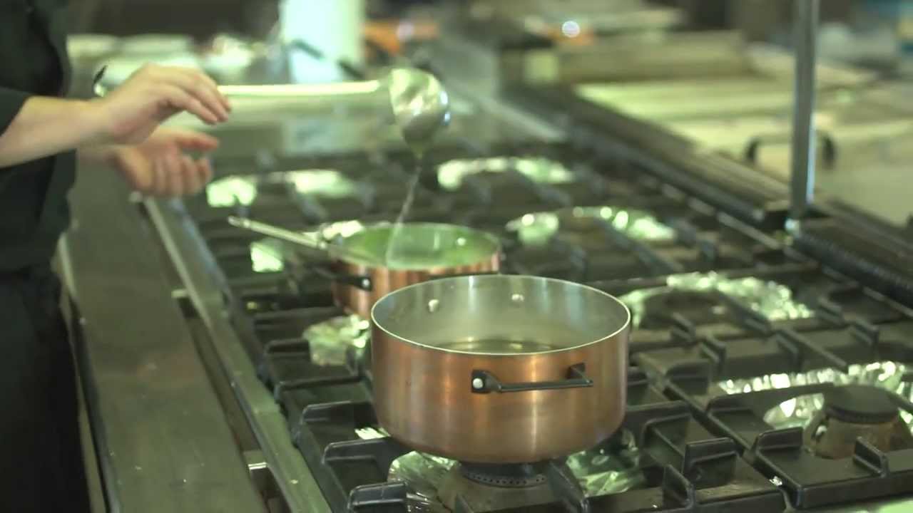 Ravioli Neri al salmone con crema di piselli