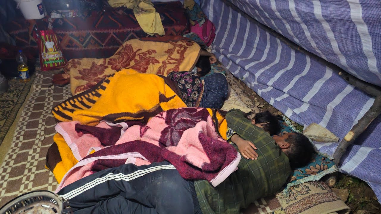 Iranian Nomadic Life:🌧️❄️🏔️A Cold Rainy Night in the Mountains🏕️Iranian Nomadic Lifestyle