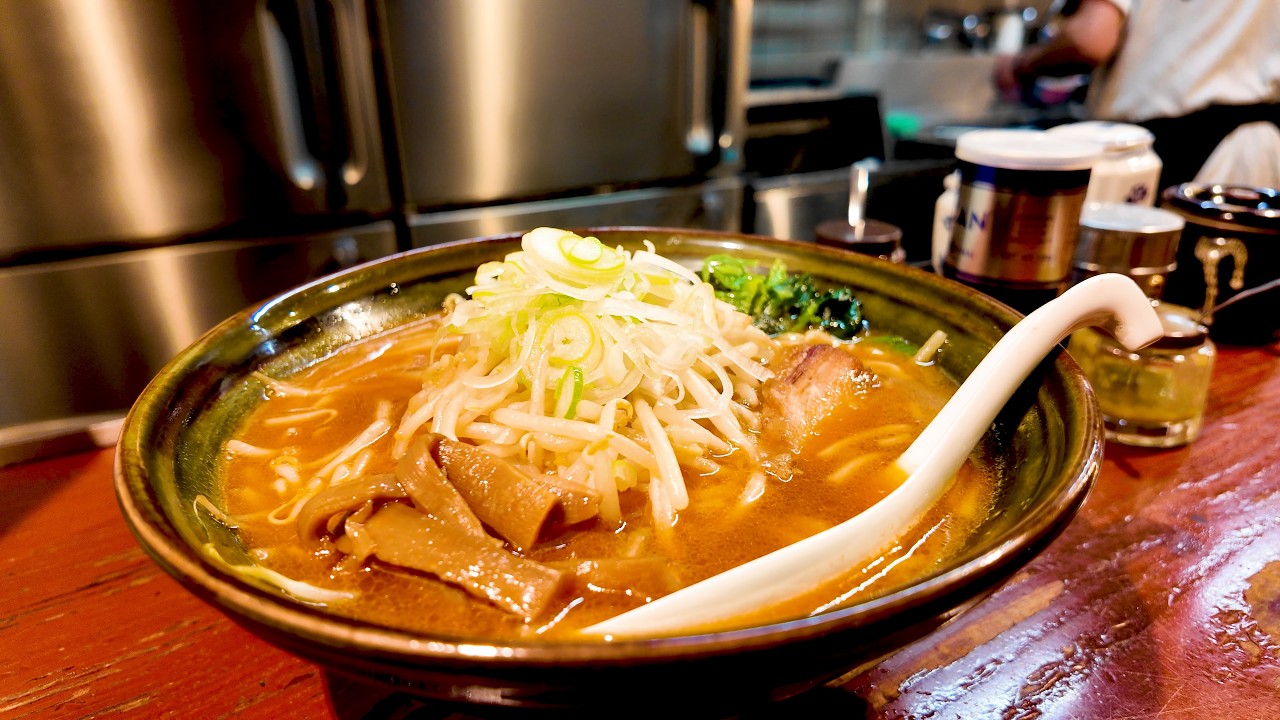 【24時過ぎでも満席】塩の名店の冬の人気“味噌ラーメン”。常連が深夜にこぞって頼む一杯。【恵比寿】