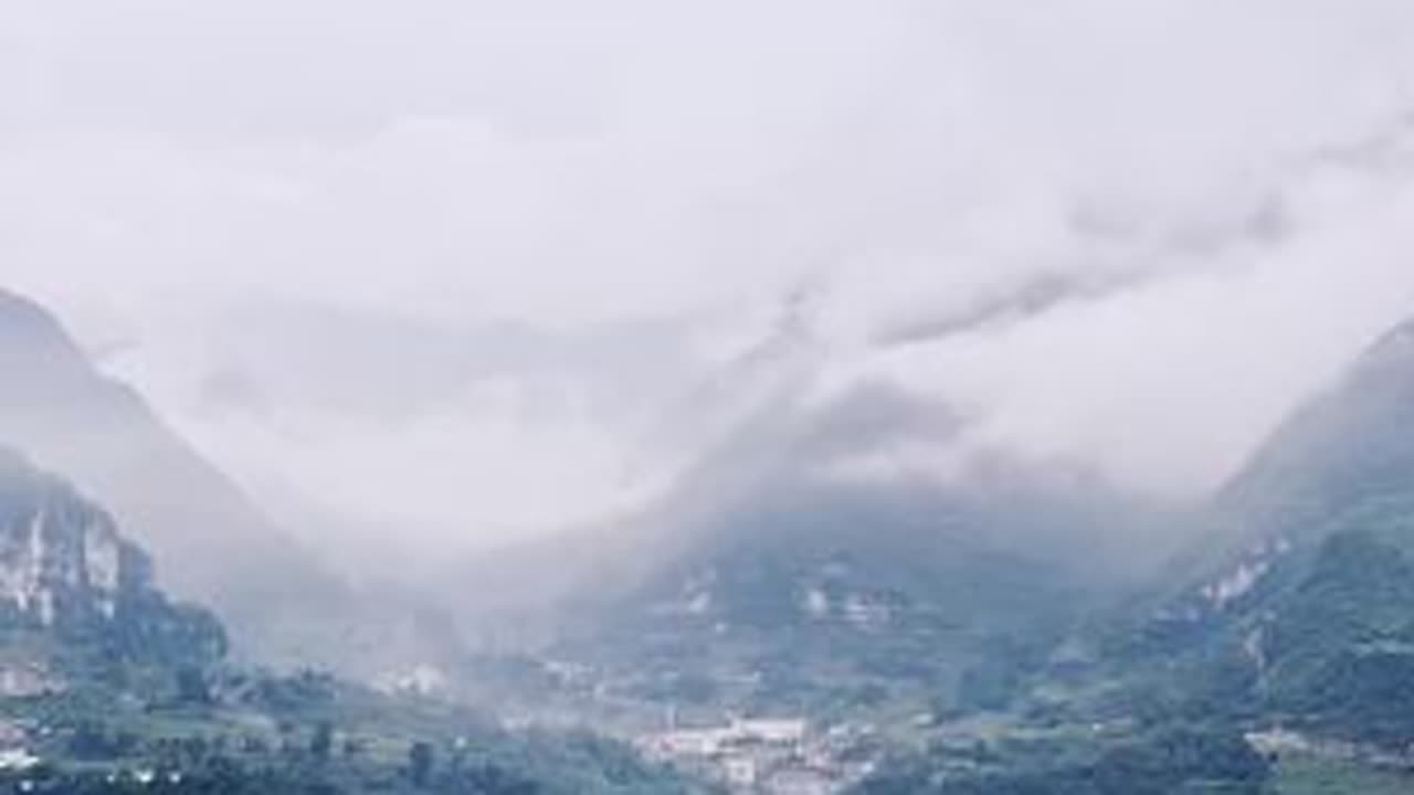 “命运的抉择，人生的起落，最终的答案就在——风起云端。”