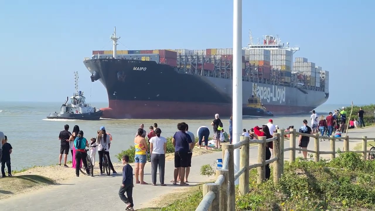 Navio de carga chegando ao Porto de Itajaí SC