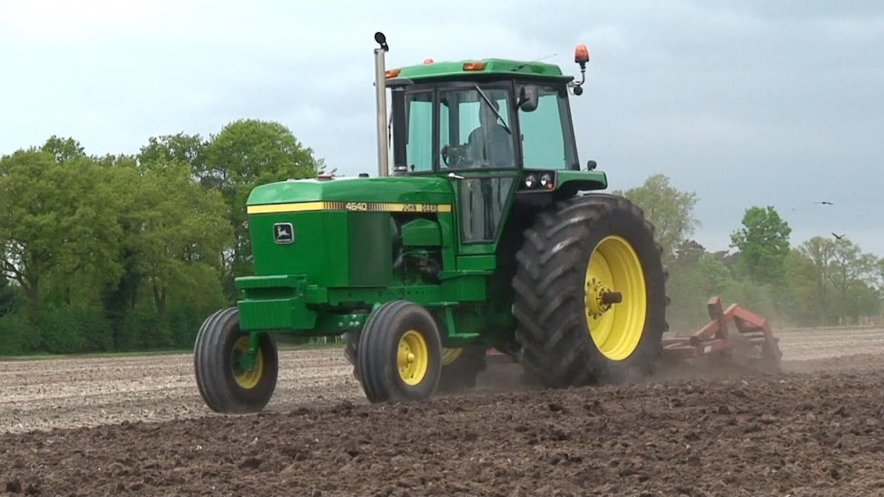 Cultivating with a John Deere 4640