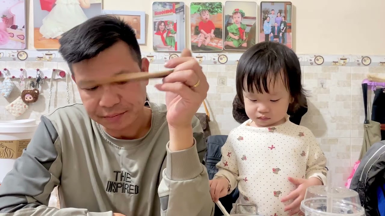 Chip & bố ăn cơm tối