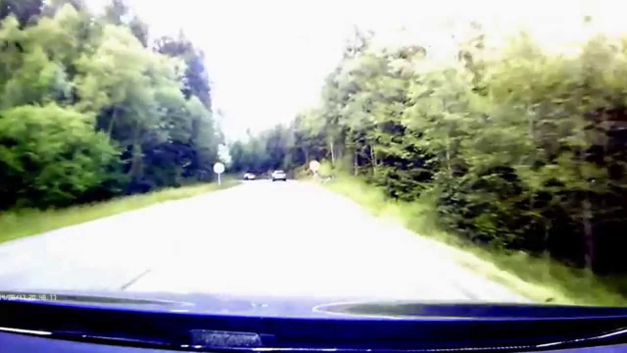 sivil politibil blir forbikj&oslash;rt.
