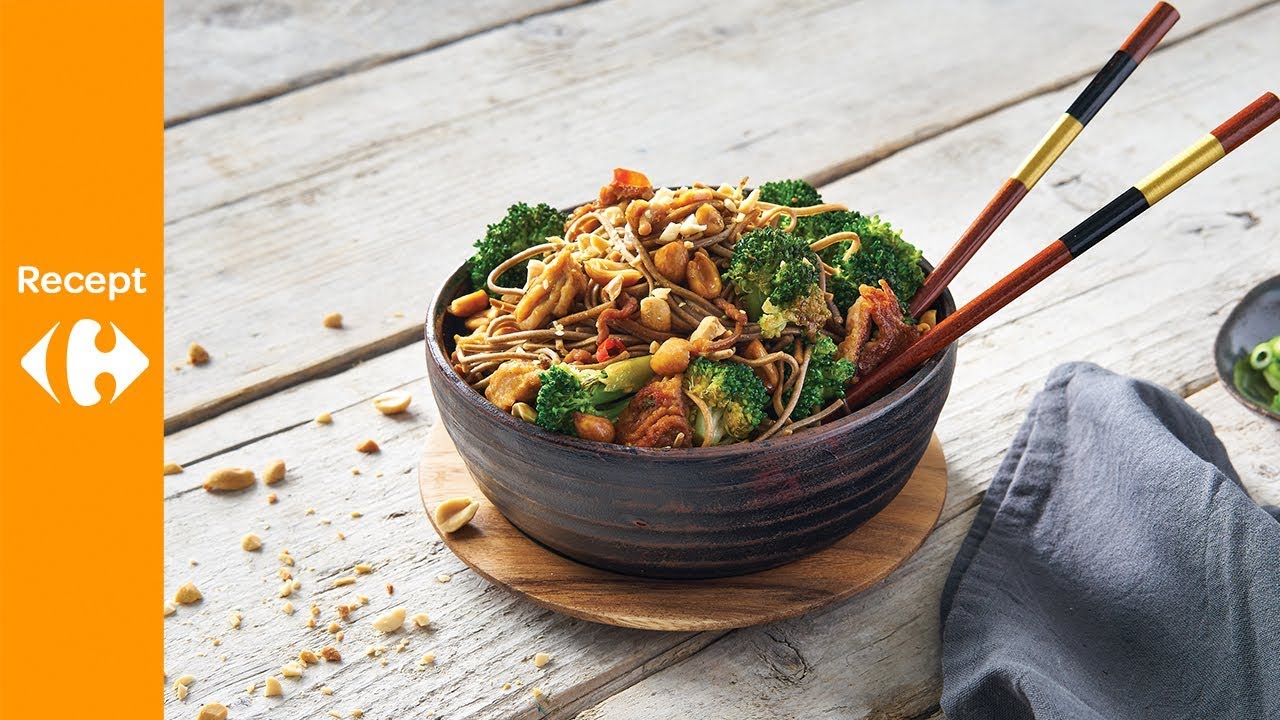 Sobanoedels met kippengehakt, pindanoten, broccoli en soja-chilisaus