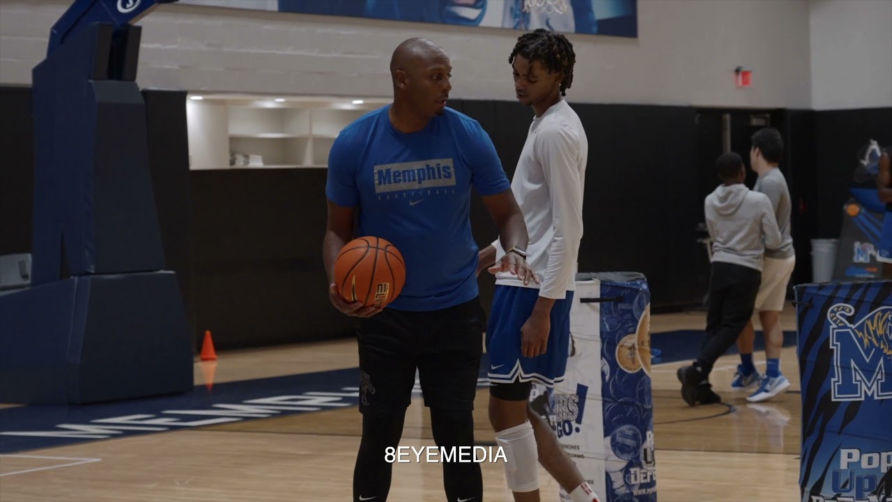 Penny Hardaway working with Emoni Bates