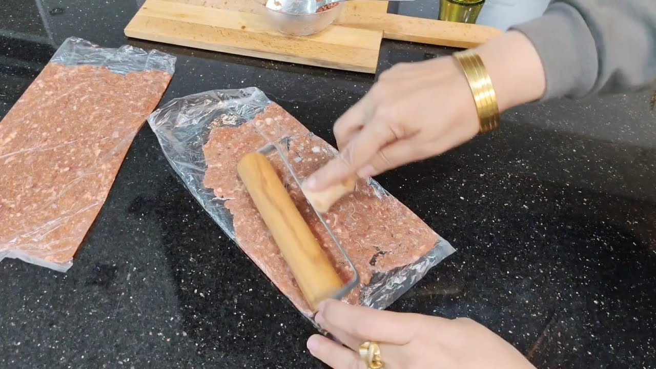 معقوله لسه خايبه ومن الماركت ب٨٠٠ج بتشتريها 🤦دا كيس بربع جنيه وحته لحمه هتعمليها #البسطرمه⁉️👌