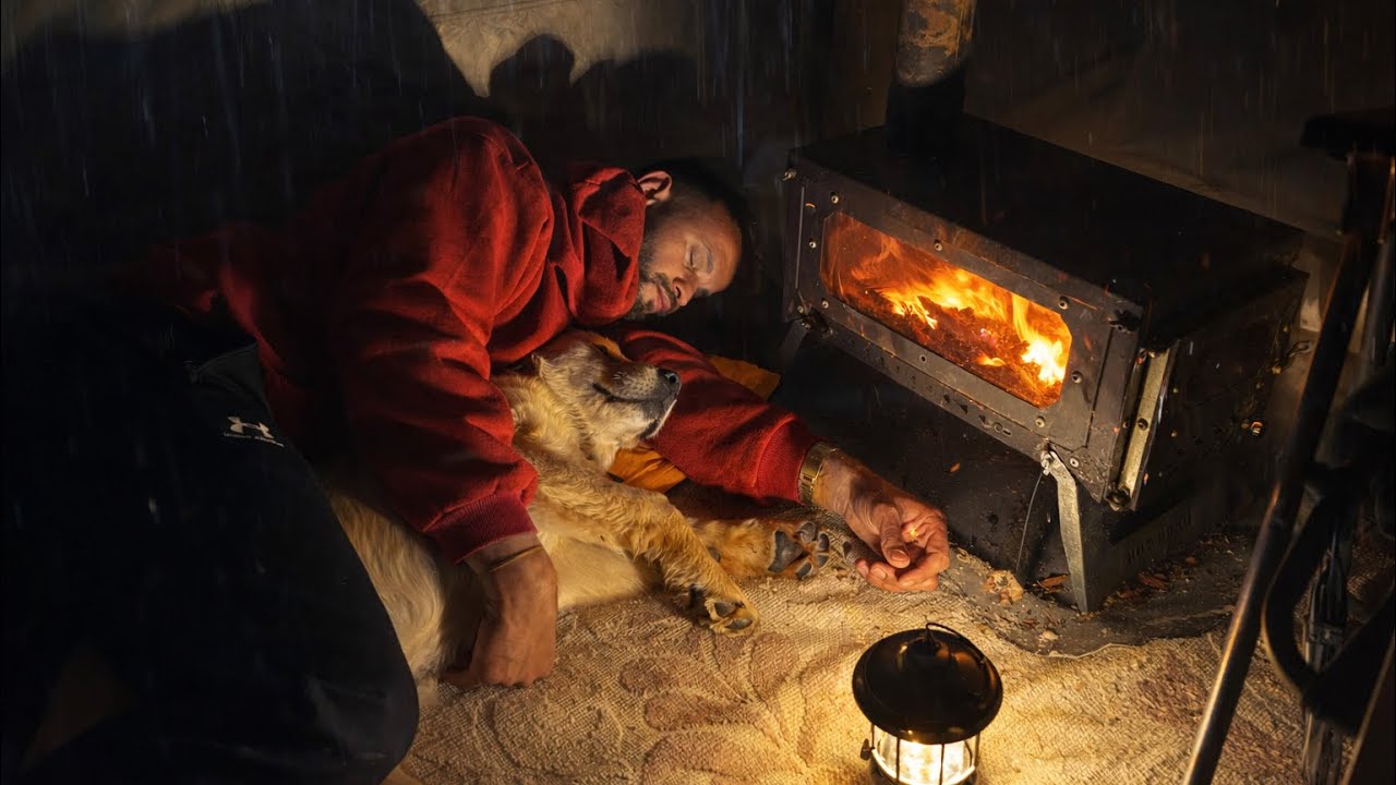 Spokojny dzień, deszczowa noc | Samotne biwakowanie z psem 🌙🌧️🐕🔥