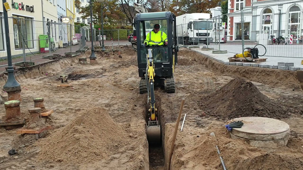 Baggerfahrer Raudi-Bagger fahren-Ausbaggern eines Kabelgraben mit Minibagger Yanmar SV 16