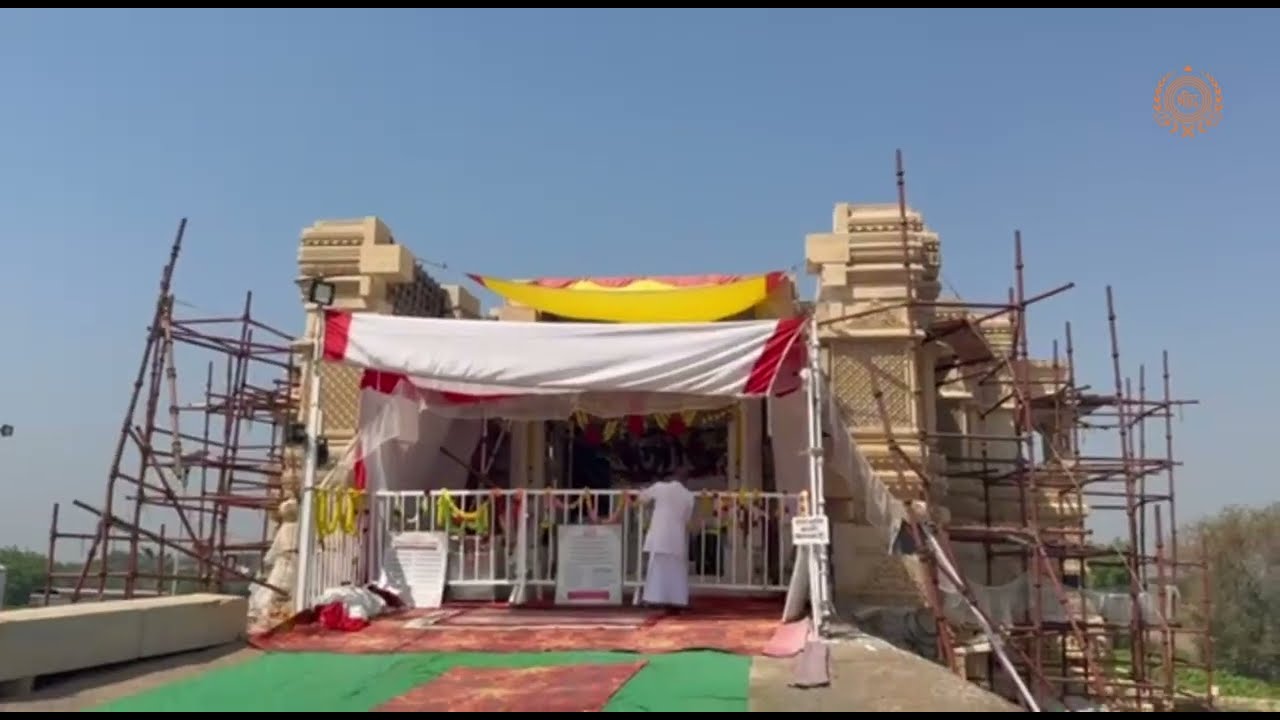 परमपूज्य श्रीगुरुमहाराज़ श्री श्री नारायणपुरम तीर्थ धाम शहादा में मंदिर निर्माण का अवलोकन करते हुए।