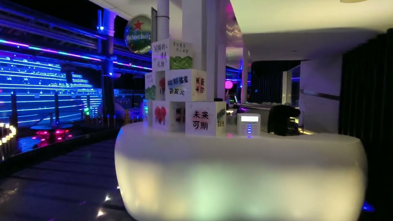 Ресторан а-ля карт на крыше отеля Phoenix Island Resort Sanya 5*