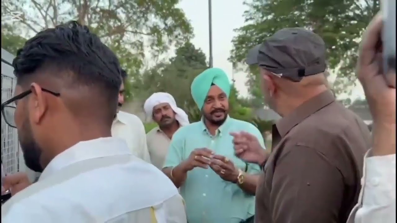 میاں شیخ حسنین حیدر صاحب اپنے کبوتروں کا شوق کراتے ہوئے رانا صاحب کو