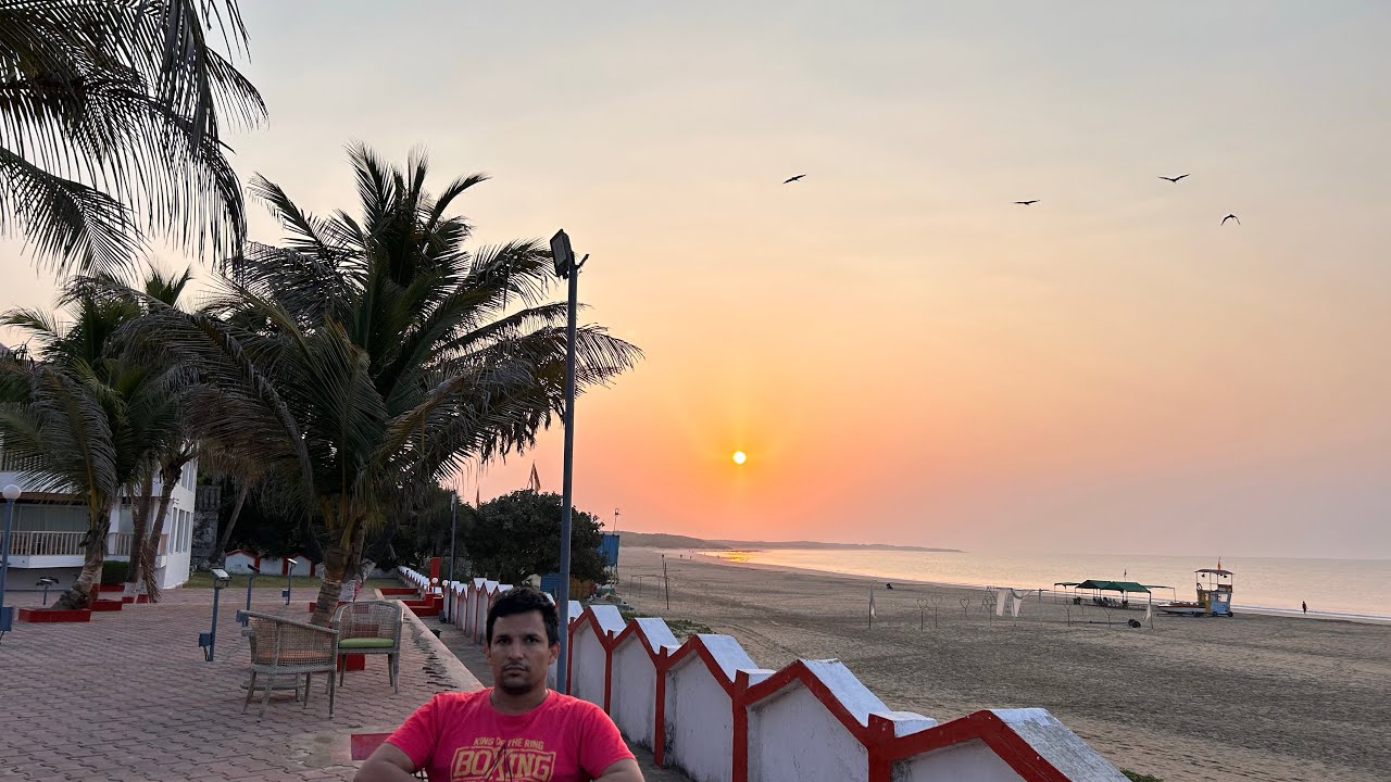 Moon and sun Together !! चाँद और सूरज एक साथ #Diu Beach#sunrise #travel #peace #beach@itourindia