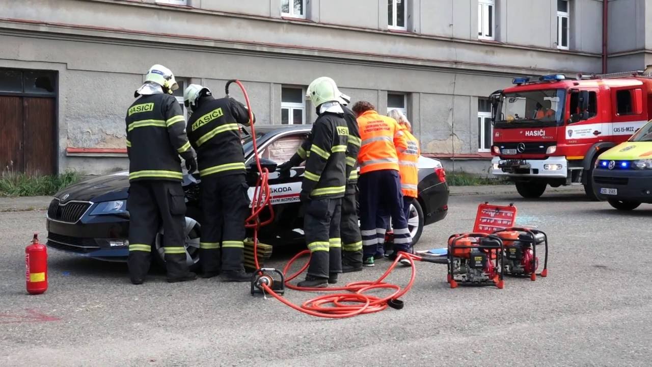 VYPROŠŤOVÁNÍ OSOBY Z VOZIDLA - DEN PREVENCE 2016 BENEŠOV