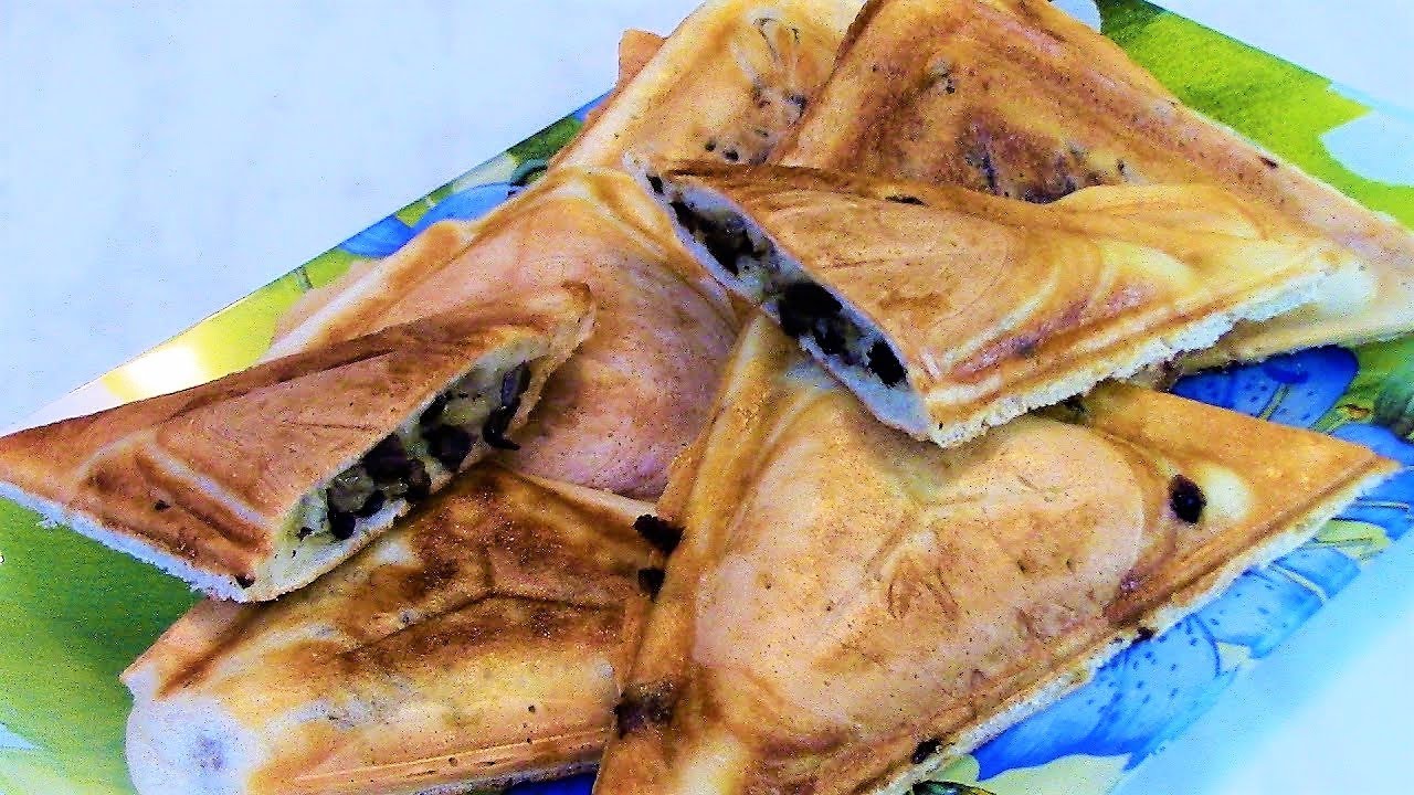 Треугольники с грибами - вкусная выпечка, приготовленная в мультипекаре REDMOND.