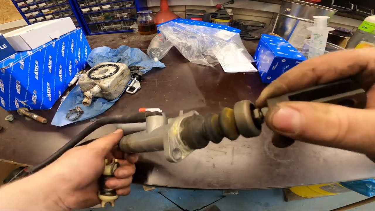 Hydraulische Kupplung Geber und Nehmer Zylinder tauschen Audi 80 B4 V6 Quattro AAH
