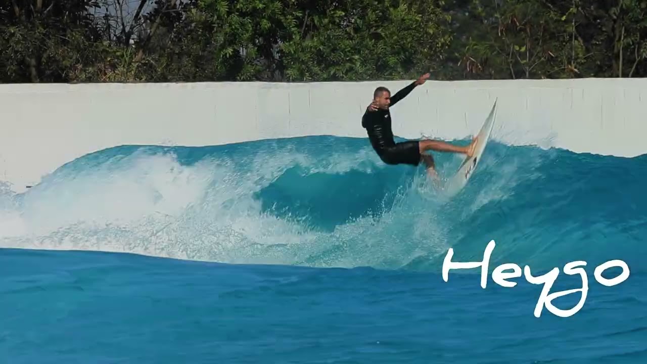 Surf na piscina Wavegarden 