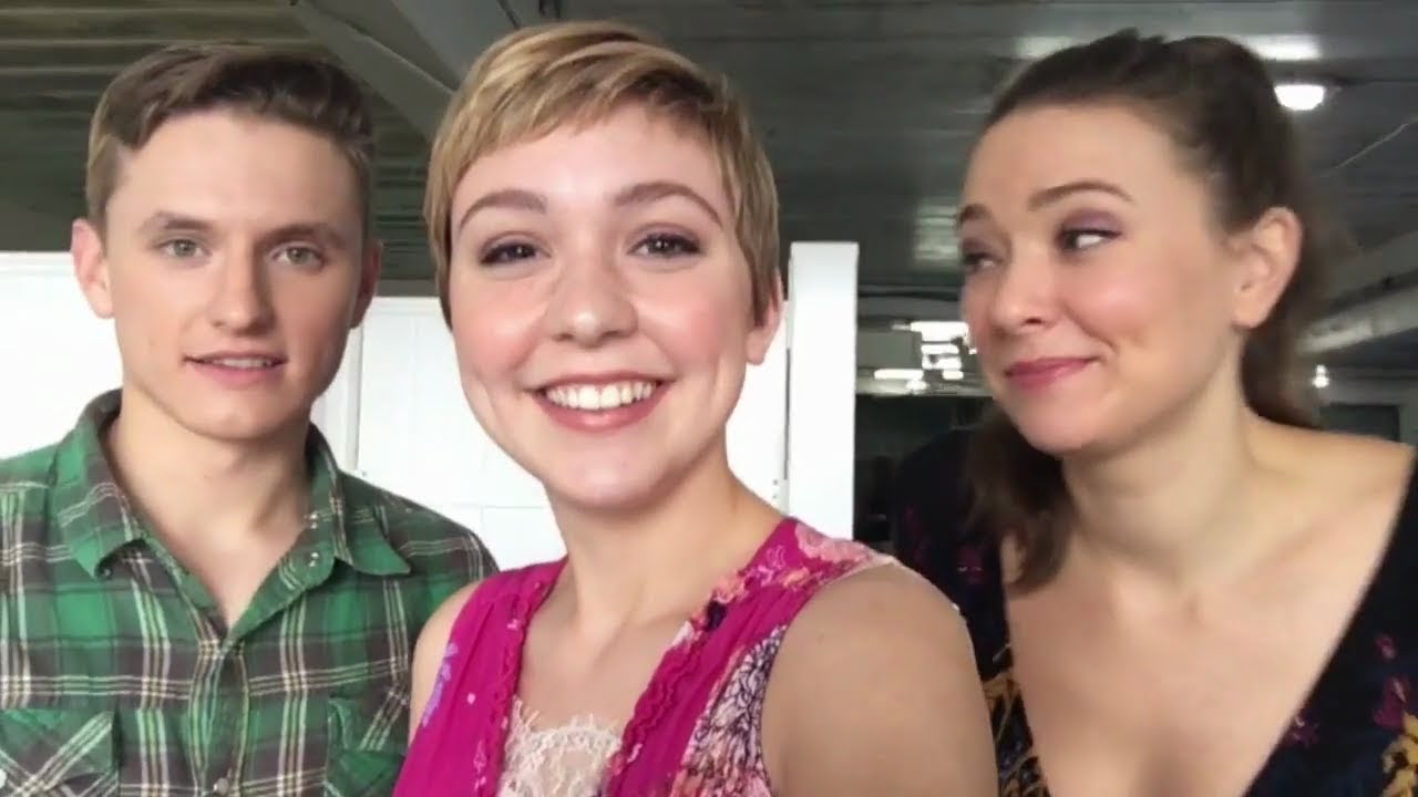 Звезды шоу «История дельфина» перенесут вас на дельфинарную платформу, чтобы запечатлеть особенны...