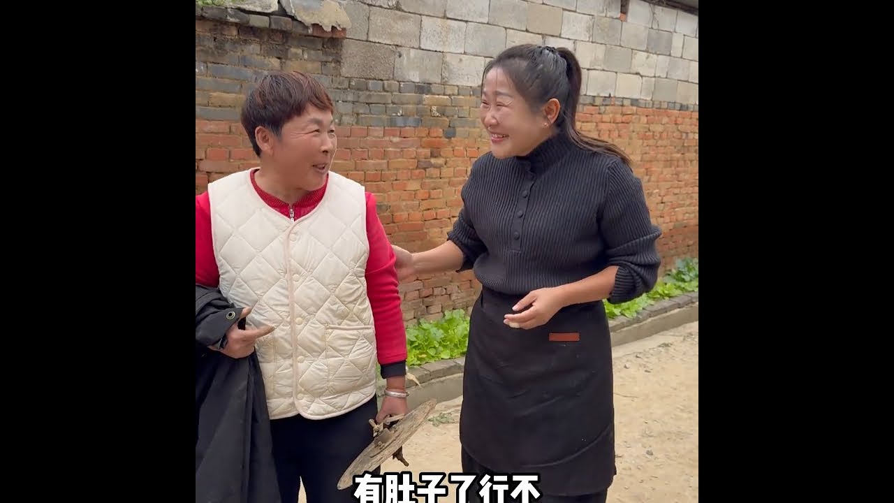 邻居来帮忙给我们种的蒜铺薄膜，中午简单做了几个菜，有时候会感觉老家的慢生活，才是治愈疲意的良药，没有城市的喧闹与人潮拥挤，只有清新的空气，还有人与人的自然和谐，简单美好，生活中美有很多种，唯有这人间烟