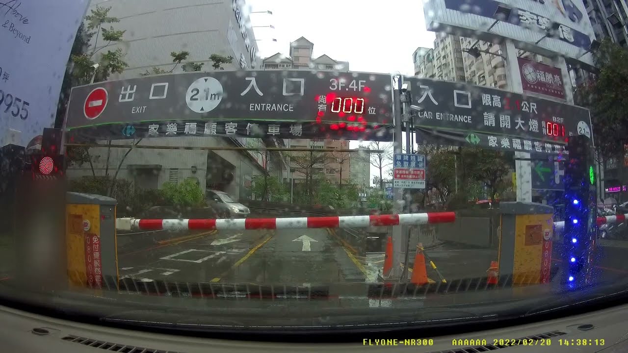 台中家樂福青海店地上(頂樓)停車場