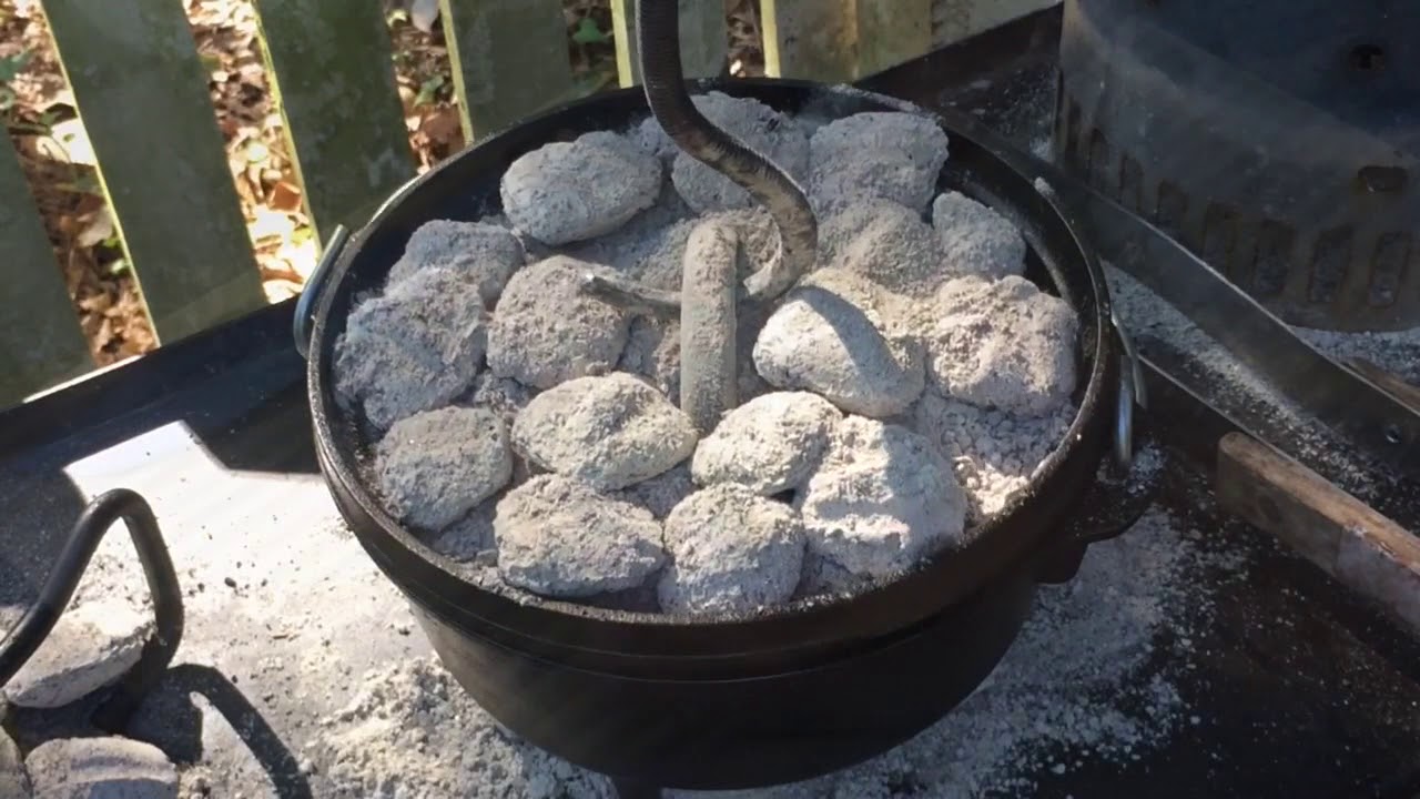 CAST IRON WEDNESDAY | EASY DUTCH OVEN GRAVY BISCUITS