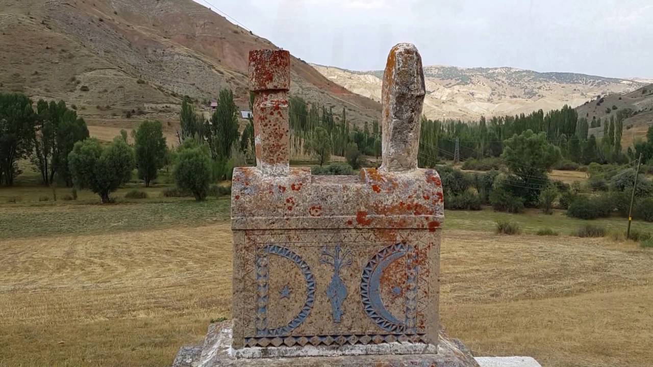 Anadolu'da Mezarlar ve Mezar Taşları │ İmranlı Yöresi Taş İşlemeli Eski Köy Mezarları